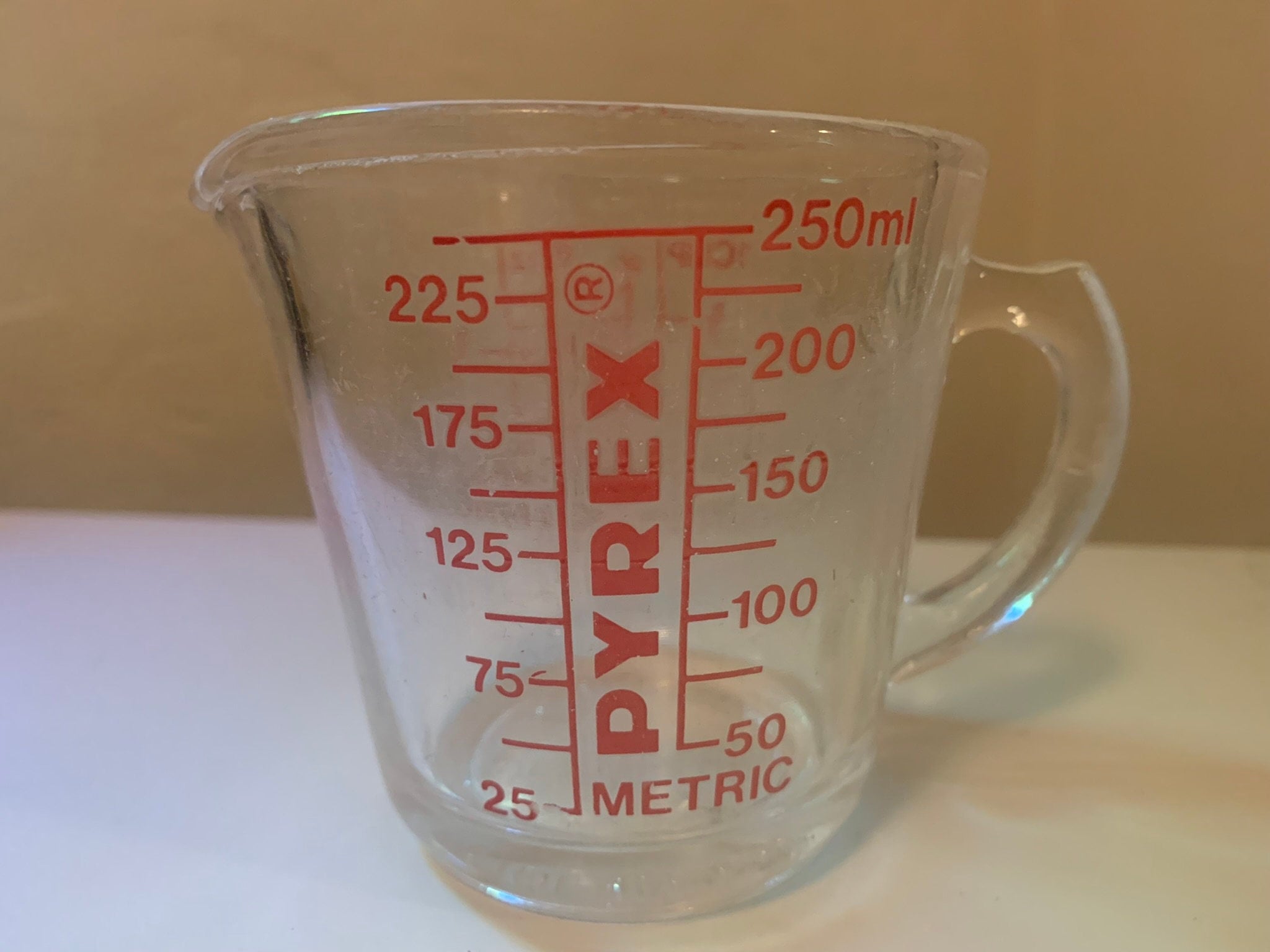 Pyrex Red Letter Open Handle 2-Cup 16 oz Glass Liquid Measuring Cup USA