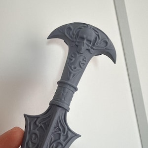 Può includere: Un set di tre tazze in ceramica con finitura opaca e macchiettata. Le tazze sono nei toni crema, grigio chiaro e grigio scuro. Ogni tazza ha un design semplice e minimalista, perfetto per caffè o tè.