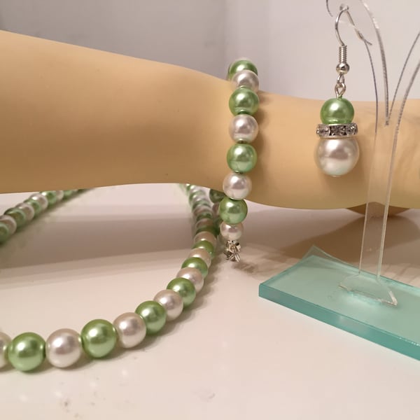 Ensemble de boucles d'oreilles, collier crème ivoire et perles vertes, mariage de demoiselle d'honneur, été, vacances à la plage, anniversaire, cadeau de Noël pour la fête des mères