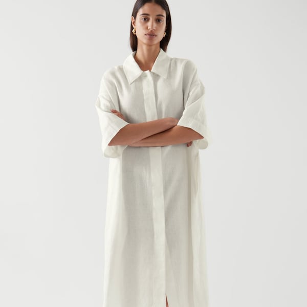 Abito chemisier oversize in lino bianco, con bottoni e tasche.