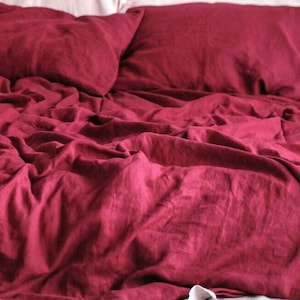 Pode incluir: Um conjunto de roupa de cama de linho vermelho escuro com um lençol plano, um lençol de elástico e duas fronhas. A roupa de cama é feita de 100% linho e é macia e respirável.