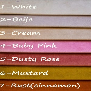 Pu&ograve; includere: Un campionario di tessuto con sette colori diversi: bianco, beige, crema, rosa baby, rosa antico, senape e ruggine (cannella). Ogni colore &egrave; etichettato con un numero e il nome del colore in testo bianco.