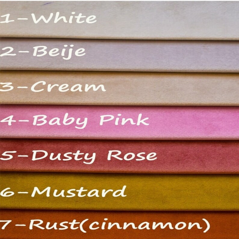 Pu&ograve; includere: Un campionario di tessuto con sette colori diversi: bianco, beige, crema, rosa baby, rosa antico, senape e ruggine (cannella). Ogni colore &egrave; etichettato con un numero e il nome del colore in testo bianco.