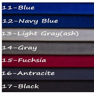 Pu&ograve; includere: Immagine di un campionario di colori con sette campioni di tessuto in varie tonalit&agrave;. I colori includono blu, blu navy, grigio chiaro, grigio, fucsia, antracite e nero. Ogni campione &egrave; etichettato con un numero e il nome del colore in testo bianco.