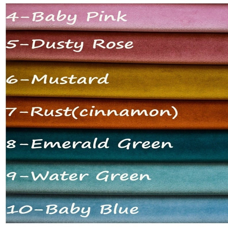 Pu&ograve; includere: Una tavolozza di colori con campioni di tessuto in varie tonalit&agrave;. I colori includono rosa baby, rosa antico, senape, ruggine (cannella), verde smeraldo, verde acqua e azzurro. Ogni campione &egrave; etichettato con un numero e un nome di colore.