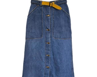 Vintage 1970er Jahre Le Chateau Western Jeansrock mit Gürtel | Damen XS 25 Taille Knopfleiste Jeansrock | Die Markt-Wild-West-Lederakzente