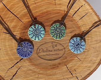 Handgefertigte Mandala Keramik-Halskette in Blau- und Grüntönen
