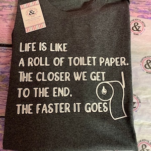 A vida é como um rolo de papel higienico. Quanto mais nos aproximamos do fim, mais rápido ele passa camiseta camiseta camiseta gráfica de aniversário masculino feminino