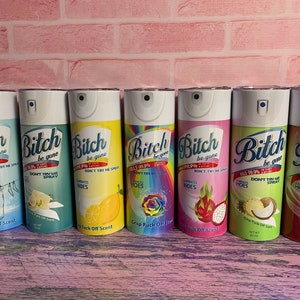 Bitch weg Lysol spray tuimelaar - 7 kleurkeuzes, afgewerkte 20oz tuimelaar met rubberen bodem en plastic rietje grappige ondeugende reisbeker