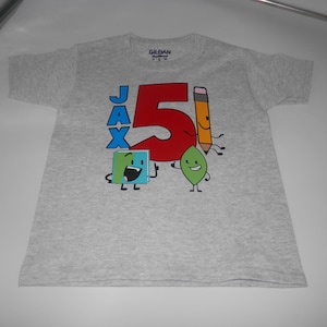 BFDI Geburtstags Shirt - Name und Alter kann angepasst werden - Schlacht um Trauminsel - Belaubt - Buch - Bleistift - Personalisiert - Individuell