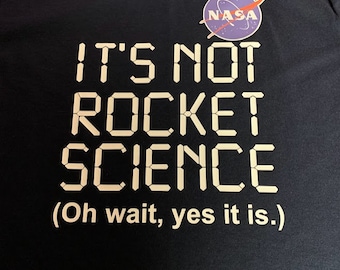 grafisk t-shirt | "Det är inte raketvetenskap - vänta, ja det är det" - Nasa | unisex dam herrskjorta | du väljer din skjortfärg och storlek