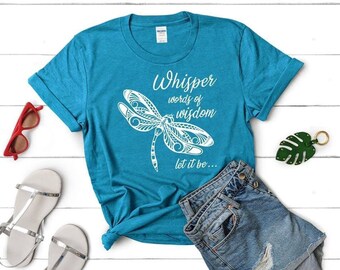 Dragonfly Whisper Words of Wisdom Let it be - camiseta gráfica para mujer y hombre unisex. Elige el color y la talla de la camiseta.