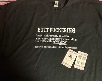 Könnte beinhalten: Schwarzes T-Shirt mit weißem Text, der lautet: "BUTT PUCKERING /buht puhk-er-ēng/ Adjektiv Was manchmal passiert, wenn man mit MUDDMAN ADVENTURES die Trails fährt Wo es nie eine Tour ist, sondern ein Erlebnis!"
