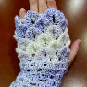 Dragon Scale Fingerless Gloves - Wisteria