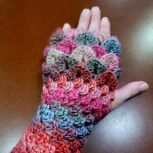 Dragon Scale Fingerless Gloves - Fire