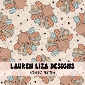 Könnte beinhalten: Ein nahtloses Muster mit einem Patchwork-Design von Truthähnen mit braunem Körper, blauen, beigen und orangefarbenen Federn. Der Hintergrund ist hellbeige mit verstreuten schwarzen Sternen. Der Text "LAUREN LIZA DESIGNS" und "SEAMLESS PATTERN" befindet sich am unteren Rand des Bildes.