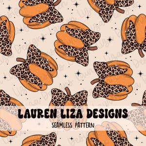 Puede incluir: Un patrón sin costuras con calabazas naranjas con lazos de estampado de leopardo. El fondo es de color beige claro con pequeñas estrellas blancas.