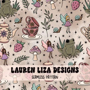 Può includere: Motivo senza cuciture con illustrazioni di fate, funghi, fragole, lumache, tazze da tè e teiere. Il design include il testo "LAUREN LIZA DESIGNS" e "SEAMLESS PATTERN" su uno sfondo marrone chiaro con stelle.
