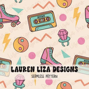 Op de afbeelding: Een naadloos patroon met een retro-ontwerp met rolstoeltjes, cassettebandjes, yin yang-symbolen, ringen met diamanten, bliksemschichten en geometrische vormen in roze, geel, blauw en groen op een beige achtergrond. De tekst "LAUREN LIZA DESIGNS" en "SEAMLESS PATTERN" is opgenomen in het ontwerp.