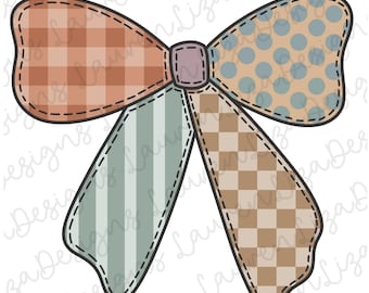 Könnte beinhalten: Eine Patchwork-Schleife mit einem braunen und orangen Karomuster, einem blauen und weißen Streifenmuster und einem braunen und weißen Karomuster. Die Schleife ist mit einer hellvioletten Mitte gebunden.
