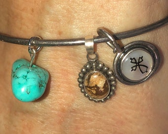 Pulseira vintage em prata de lei 925 com pingentes em estilo sudoeste, turquesa, madrepérola e ágata.