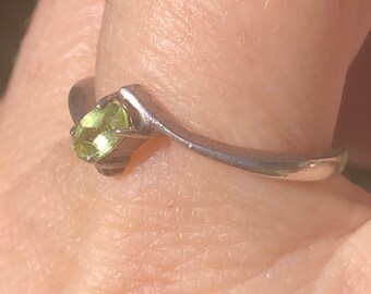 vintage Sterling 925 silver handmade statement ring with peridot and marcasite ring stamped 925 Size 7.25