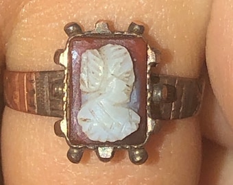 Anillo victoriano de oro amarillo de 10 quilates con piedra preciosa de concha de cornalina tallada, tamaño para bebés y niños, banda dividida, 10KT KT, tamaño antiguo 1.5