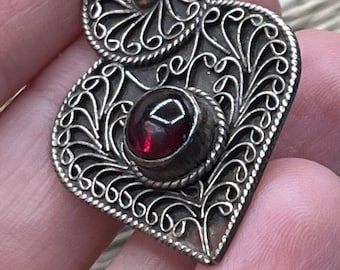 Beautiful antique vintage filigree Pendant sterling silver 925 Garnet Gemstone ornate design heart like Necklace Chain scrolls