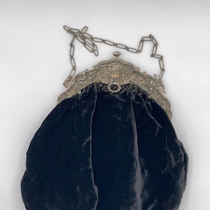 Sac à main victorien des années 1800 en velours noir, cadre en métal argenté, sac à main à piston et tirette, cartable de ferme