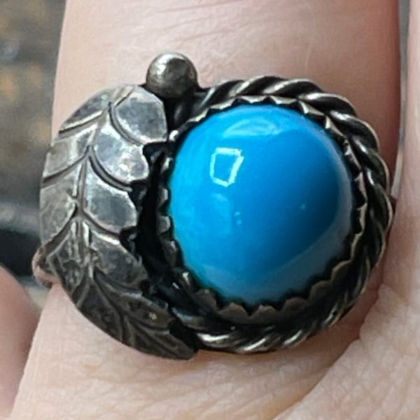Antique native American Indian sterling silver turquoise Gemstone Southwestern ring old pawn size 6 Marvelous blue color