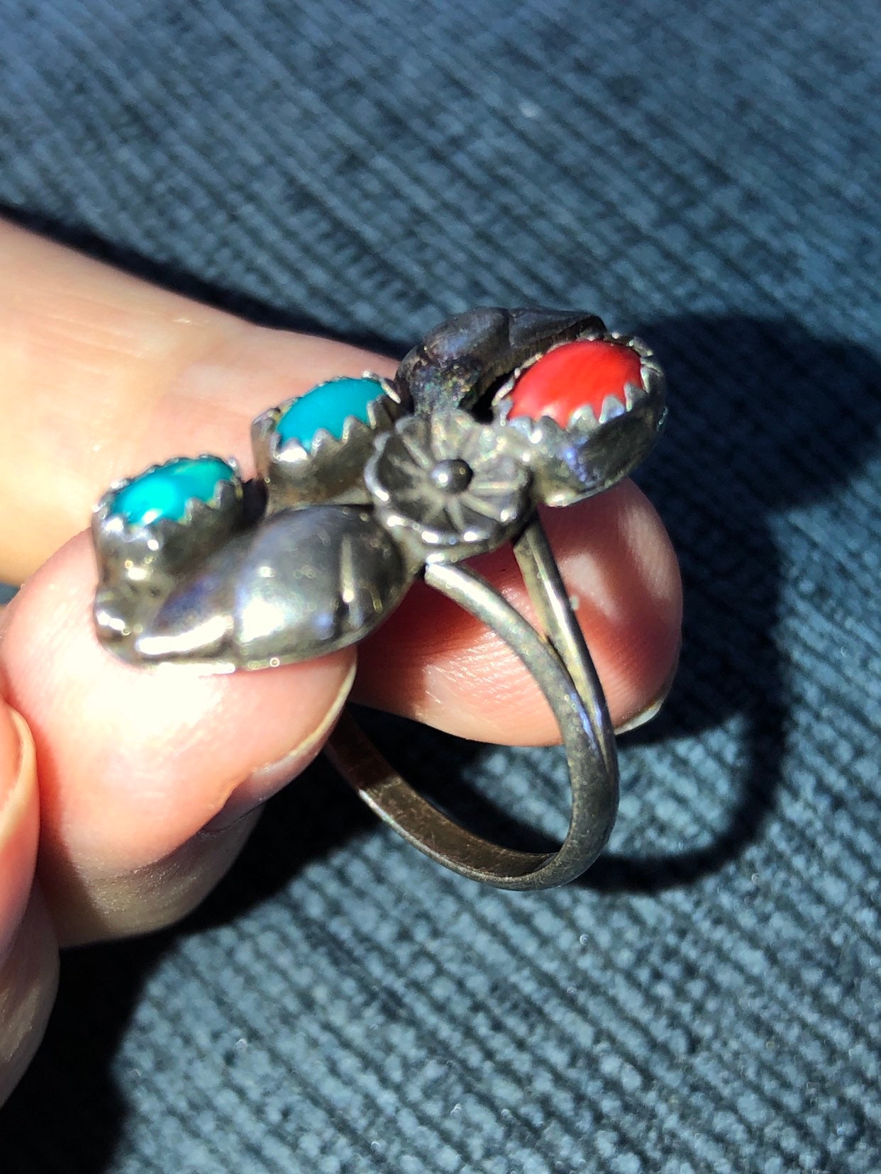 Grande Broche Vintage Navajo En Métal Mixte Avec Corail Rouge - Cabochon Serti Clos