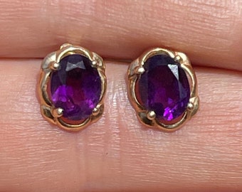 Gema de amatista púrpura intenso, natural, vintage, de 11 mm x 6 mm, engastada en oro amarillo de 14 quilates.