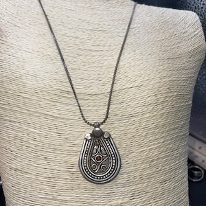 Einzigartige geschnitzte Sterlingsilber-Tribalkette mit Anhänger aus roter Koralle und langer Sterlingsilberkette Herren / Herren Oder ungewöhnliche Damenkette 23,5