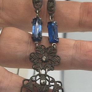 Antica collana in filigrana di vetro artistico blu cecoslovacco placcata in rodio Art Déco