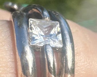 Vintage sterlingzilveren ring met drievoudige band Princess Cut CZ modernistische ringmaat 6,75 gesigneerde CW sculpturale statementring