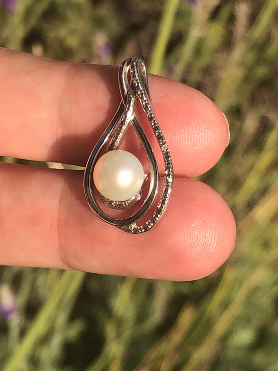 美しい本物の真珠とイリュージョンアクセントダイヤモンドの