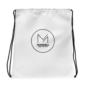 Peut inclure: Sac à cordon blanc avec un logo circulaire noir qui dit "MOMSHELL METHOD" en majuscules.