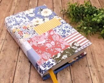 Verstellbare Buchhülle, Buchhülle, Buchsocke, gepolsterte Buchhülle, Buchliebhaber, Bücherwurm, Stoffbuchhülle, Lesezeichen, Bibel - Blumen Patchwork