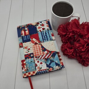 Justerbart bokomslag, bokomslag, bokpåse, boktillbehör, tygbokomslag, bibelomslag -Rött och blått bondepatchwork-