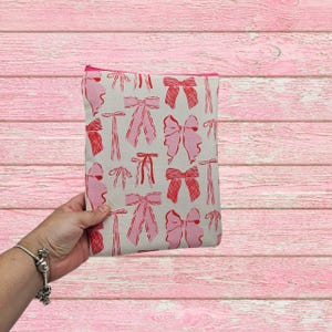 Buch Hülle, Buchumschlag, Buch Tasche, ZipperedBookSleeve, Book Lover, Kindle Sleeve, Bookish -Pink Bows-
