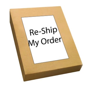 Può includere: Una scatola di cartone marrone con il testo "Re-Ship My Order" stampato su un'etichetta bianca.