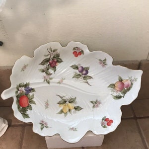 1 Andrea Sadek Beautiful Gold Trimmed Leaf Serving Bowl W/ Realistic Fruits