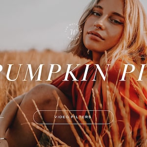 Puede incluir: Una mujer con cabello rubio se sienta en un campo de hierba alta con una camisa roja y naranja. El texto "PUMPKIN PIE" está escrito en letras blancas en la imagen. El texto "VIDEO FILTERS" está escrito en letras blancas en un botón ovalado blanco.