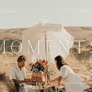 Puede incluir: Una escena de picnic con la palabra "MOMENTS" en letras blancas grandes. Una pareja est&aacute; sentada en una manta bajo una sombrilla blanca. Una cesta de picnic y flores est&aacute;n sobre la manta. Tambi&eacute;n es visible el texto "mobile + desktop".