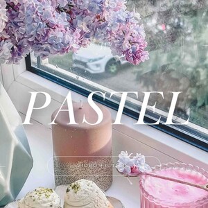 Puede incluir: Una bebida rosa con una cuchara de plata en un vaso transparente con borde festoneado. Una vela marr&oacute;n con purpurina se encuentra sobre una superficie blanca con dos pasteles blancos cubiertos de chispas verdes. El texto "PASTEL" est&aacute; en letras blancas sobre un fondo de ventana.