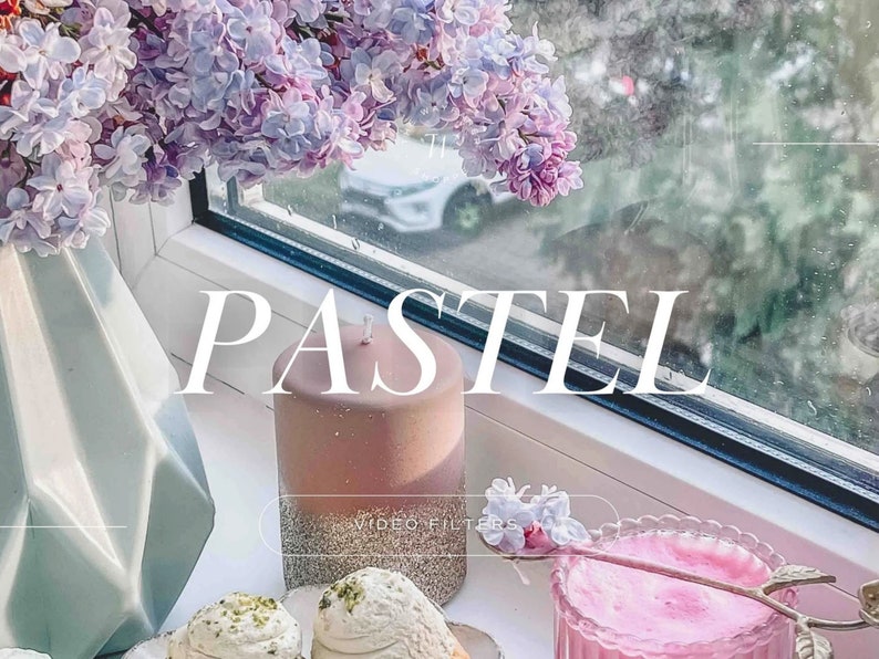Puede incluir: Una bebida rosa con una cuchara de plata en un vaso transparente con borde festoneado. Una vela marr&oacute;n con purpurina se encuentra sobre una superficie blanca con dos pasteles blancos cubiertos de chispas verdes. El texto "PASTEL" est&aacute; en letras blancas sobre un fondo de ventana.