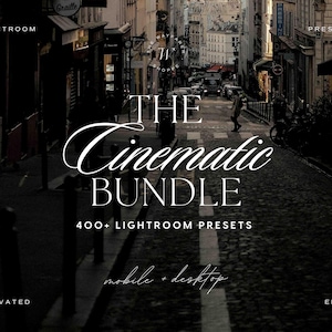 以下が含まれることがあります： 石畳の通りの風景と、THE Cinematic BUNDLE、400+ LIGHTROOM PRESETS、mobile + desktop、LIGHTROOM PRESETS、ELEVATED EDITSというテキスト、およびW SHOPというテキストが入った小さなロゴが特徴のデジタル製品広告。
