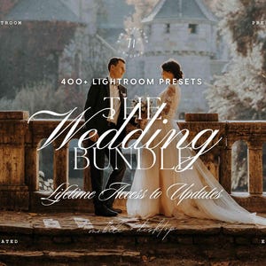 Op de afbeelding: Een digitale productadvertentie voor 400+ Lightroom-presets genaamd The Wedding Bundle met levenslange toegang tot updates. De afbeelding toont een koppel in formele trouwkleding op een stenen terras met een kasteel op de achtergrond.