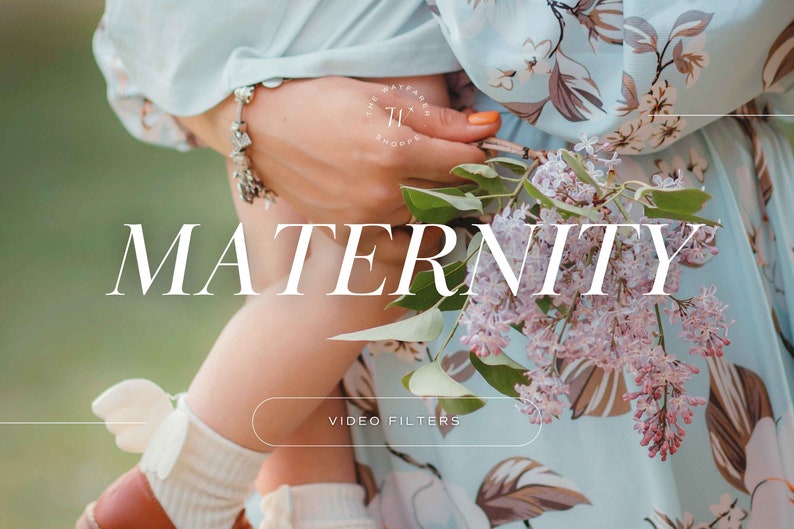Peut inclure: Une femme portant une robe florale bleu clair tient un bouquet de fleurs violettes et blanches. Le texte "MATERNITY" est superpos&eacute; &agrave; l'image. Le texte "VIDEO FILTERS" est sur un bouton blanc.