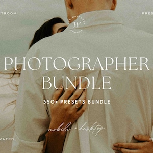 Może przedstawiać: Obraz pakietu fotograficznego z tekstem "PHOTOGRAPHER BUNDLE" i "350+ PRESETS BUNDLE". Obraz zawiera r&oacute;wnież tekst "mobile + desktop", "LIGHTROOM", "PRESETS", "ELEVATED" i "EDITS". Obraz ma miękką, neutralną paletę kolor&oacute;w.